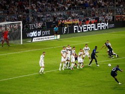 Kylian Mbappe tak terlalu menonjol di laga ini, tapi dia setidaknya bisa mengancam lewat eksekusi bola mati. (Foto: Wolfgang Rattay/Reuters)