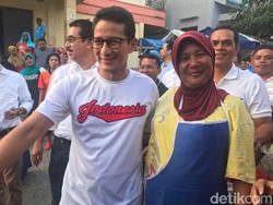Berkunjung ke Maluku, Sandiaga Dicurhati Emak-emak dan Nelayan