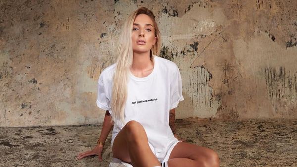 Potret Model yang Dikecam karena Foto Tanpa Busana di Monumen Perang Dunia