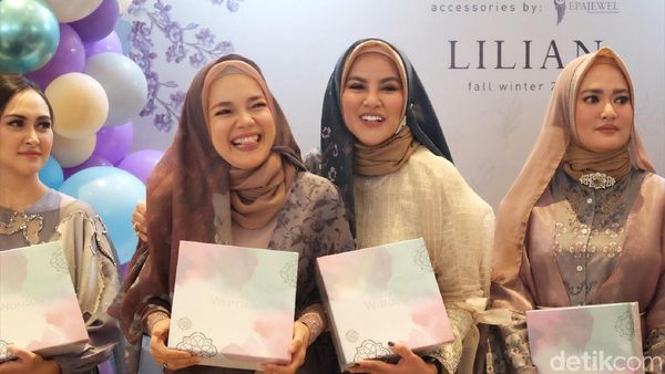 Foto: Cantiknya Politikus sampai Selebriti Saat Jadi Model Fashion Show