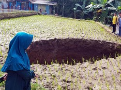 Teka Teki Terbentuknya Lubang Misterius di Sukabumi