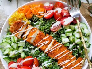 Krenyes Segar! Caesar Salad Bisa Jadi Pilihan Makan Siang Sehat