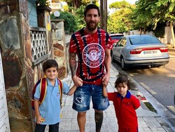 Salah satu momen bersama keluarga itu adalah mengantar dua putranya, Thiago dan Mateo, ke sekolah. (Foto: Instagram @leomessi)