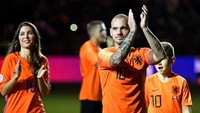 Di akhir laga Sneijder juga memberikan penghormatan buat para suporter yang sudah setia mendukungnya sepanjang karier di timnas. (Foto: Piroschka van de Wouw/Reuters)
