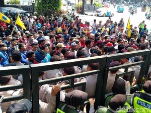 Mahasiswa Malang Turun ke Jalan Protes Korupsi Massal Anggota Dewan