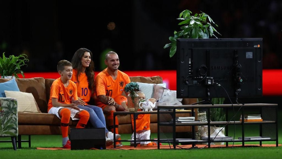 Sofa dan TV di laga perpisahan Wesley Sneijder dengan timnas Belanda (Foto: Dean Mouhtaropoulos/Getty Images)