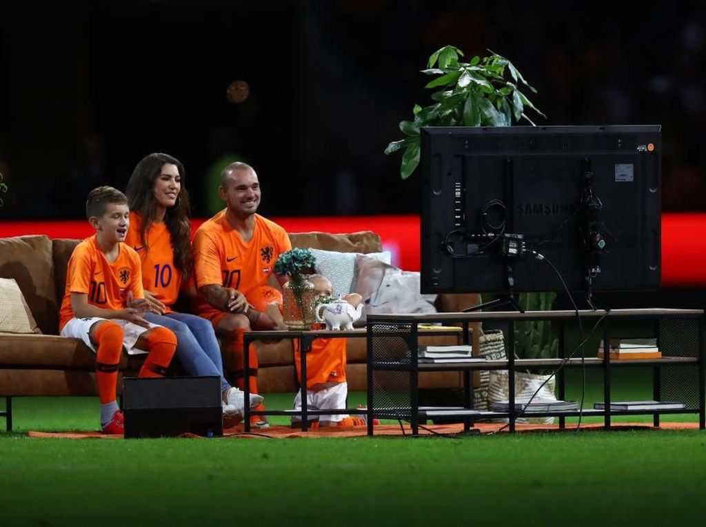 Perpisahan Wesley Sneijder: Duduk di Sofa, Nonton TV di Lapangan Perpisahan Wesley Sneijder: Duduk di Sofa, Nonton TV di Lapangan