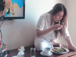 Asyiknya Gaya Makan Via Vallen Duduk di Atas Meja