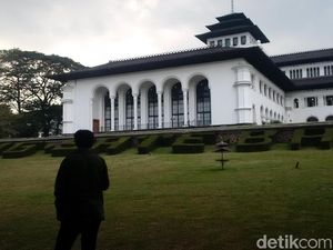 Fenomena Hari Tanpa Bayangan Terjadi di Bandung Kamis Siang Fenomena Hari Tanpa Bayangan Terjadi di Bandung Kamis Siang
