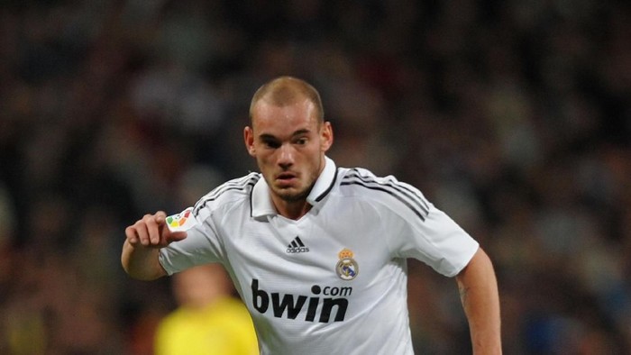 MADRID, SPAIN - JANUARY 04: Wesley Sneijder of  Real Madrid in action during the La Liga match between Real Madrid and Villarreal at the Santiago Bernabeu stadium on January 4, 2009 in Madrid, Spain.  (Photo by Denis Doyle/Getty Images)