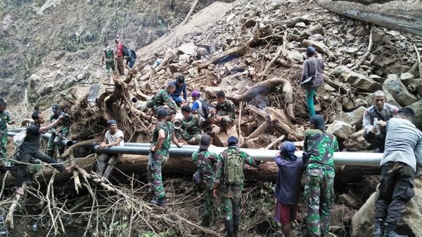 TNI Bantu Kesulitan Air Bersih Warga Lombok