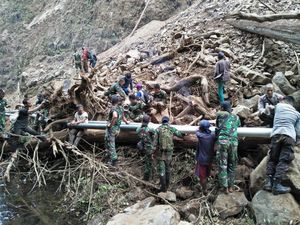 TNI Bantu Kesulitan Air Bersih Warga Lombok