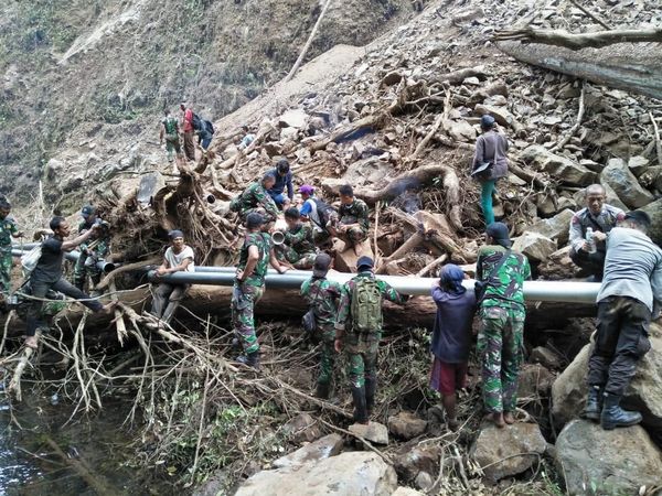 TNI Bantu Kesulitan Air Bersih Warga Lombok