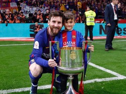 Si sulung, Thiago, sudah sering mejeng di layar kaca. Messi kerap membawanya masuk ke lapangan di momen-momen spesial, seperti saat memenangi Copa del Rey musim lalu. (Foto: Instagram @leomessi)