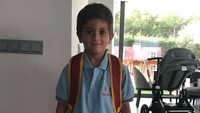 Ini penampilan Thiago, anak sulung Messi, saat tiba di sekolah. (Foto: Instagram @leomessi)