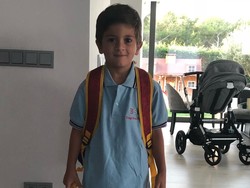 Ini penampilan Thiago, anak sulung Messi, saat tiba di sekolah. (Foto: Instagram @leomessi)