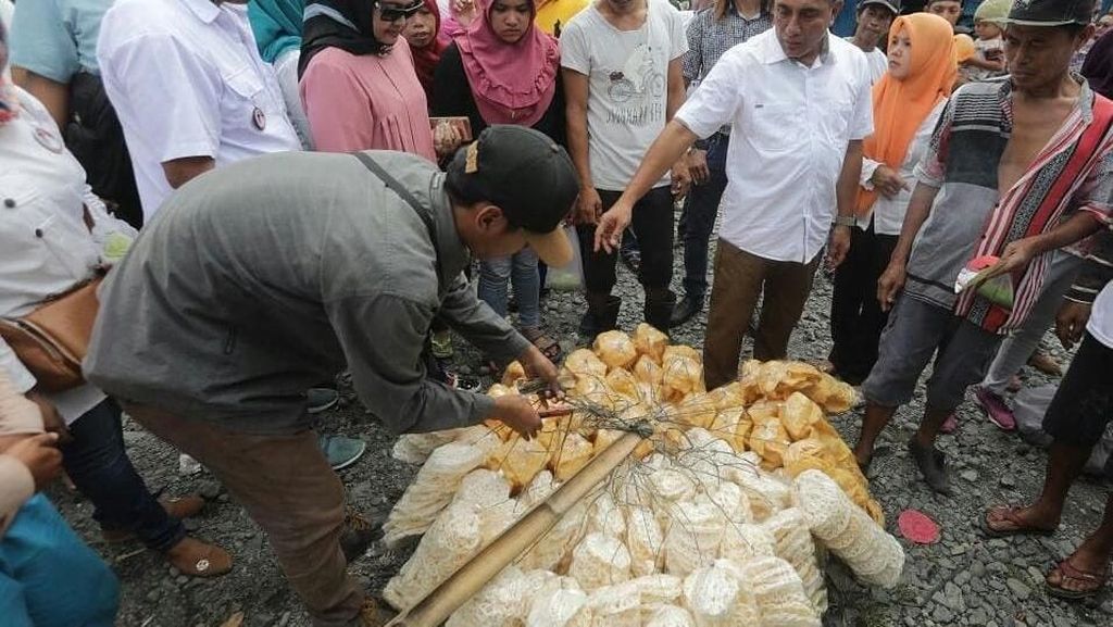 Intip Gaya Edy Rahmayadi Saat Belanja Kerupuk dan Cicip Bubur Pedas Intip Gaya Edy Rahmayadi Saat Belanja Kerupuk dan Cicip Bubur Pedas