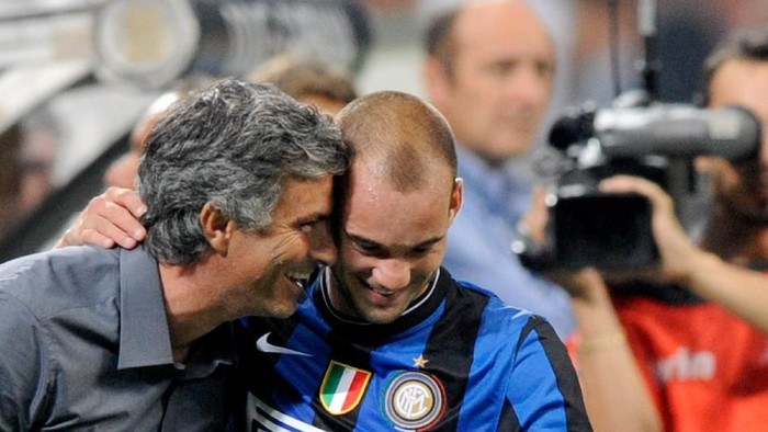 MILAN, ITALY - AUGUST 29:  Coach Jose Mourinho and Wesley Sneijder of Inter FC during the Serie A match between AC Milan and Inter Milan at Stadio Giuseppe Meazza on August 29, 2009 in Milan, Italy.  (Photo by Claudio Villa/Getty Images)