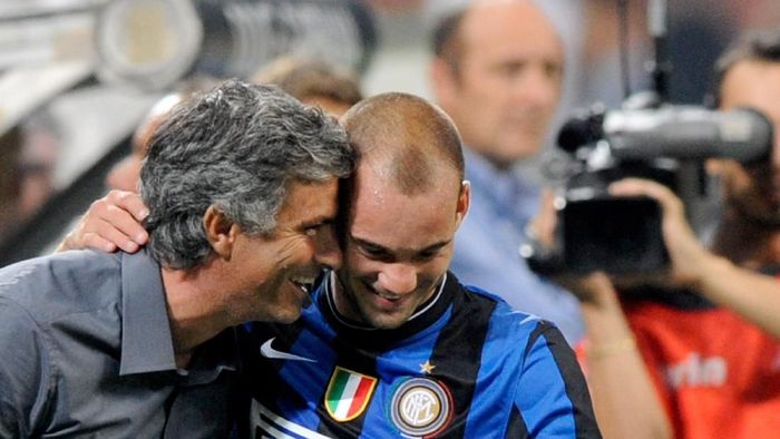 Wesley Sneijder MILAN, ITALY - AUGUST 29: Coach Jose Mourinho and Wesley Sneijder of Inter FC during the Serie A match between AC Milan and Inter Milan at Stadio Giuseppe Meazza on August 29, 2009 in Milan, Italy. (Photo by Claudio Villa/Getty Images)