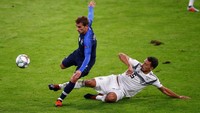 Bek Jerman, Mats Hummels, bekerja keras untuk mematikan pergerakan Antoine Griezmann di laga ini. (Foto: Wolfgang Rattay/Reuters)