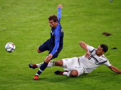 Bek Jerman, Mats Hummels, bekerja keras untuk mematikan pergerakan Antoine Griezmann di laga ini. (Foto: Wolfgang Rattay/Reuters)