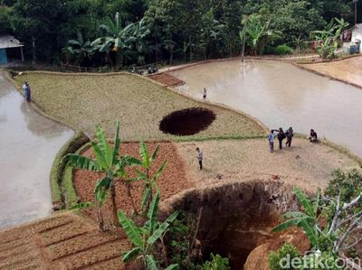 Penampakan Lubang Misterius di Sukabumi