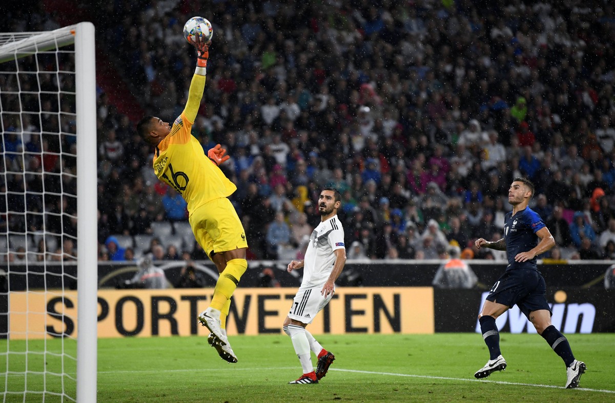 Alphonse Areola tampil apik saat Prancis mengimbangi Jerman 0-0. (Foto: Andreas Gebert/Reuters)