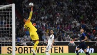 Kiper Prancis, Alphonse Areola, harus kerja keras untuk mengamankan gawangnya dari gempuran Jerman. (Foto: Andreas Gebert/Reuters)