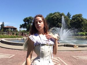 Obsesi Pinggang Kecil, Ini Tampilan Wanita yang 6 Tahun Pakai Korset