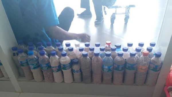 Foto: Botol Berisi Pasir Pantai yang Disita di Bandara Komodo