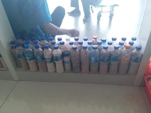 Foto: Botol Berisi Pasir Pantai yang Disita di Bandara Komodo