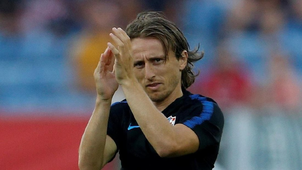 Cristiano Ronaldo senang dengan pencapaian Luka Modric. (Foto: Pedro Nunes/Reuters)