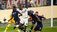 Tak ada gol hingga laga tuntas. Duel juara Piala Dunia 2014 melawan Juara Piala Dunia 2018 ini berakhir imbang 0-0. (Foto: Wolfgang Rattay/Reuters)
