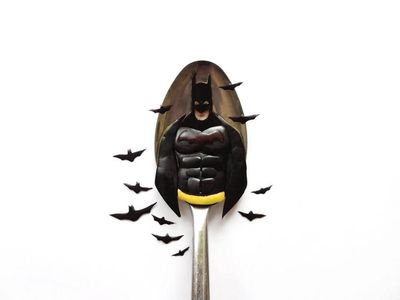 Keren! 10 Seni di Atas Sendok Ini Tampilkan Sosok Batman hingga Mr. Bean
