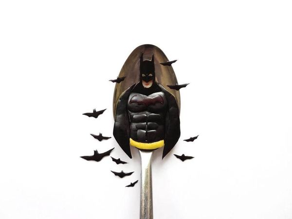 Keren! 10 Seni di Atas Sendok Ini Tampilkan Sosok Batman hingga Mr. Bean