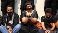 Aksi Tutup Mulut Wartawan saat Demo di Kedubes Myanmar