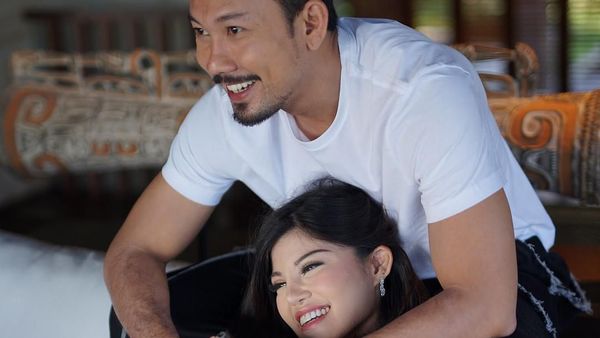 Bikin Baper, Momen Manis Denny Sumargo-Dita Soedarjo di Foto Prewedding