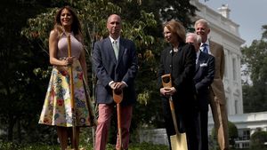 Payudara Melania Trump Disebut Membesar karena Operasi