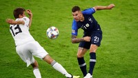 Thomas Mueller terlibat perebutan bola dengan Lucas Hernandez. (Foto: Wolfgang Rattay/Reuters)