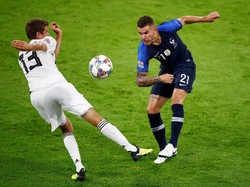 Thomas Mueller terlibat perebutan bola dengan Lucas Hernandez. (Foto: Wolfgang Rattay/Reuters)