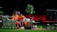 Dari layar TV, Sneijder diputarkan cuplikan kariernya bersama timnas Belanda. Ada pula sejumlah kesan dan pesan terhadap Sneijder dari mantan rekan setim dan para pelatihnya. (Foto: Piroschka van de Wouw/Reuters)