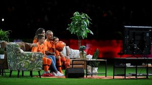 Foto: Sofa dan TV dalam Aksi Pamungkas Wesley Sneijder di Timnas