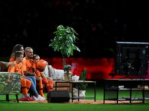 Foto: Sofa dan TV dalam Aksi Pamungkas Wesley Sneijder di Timnas