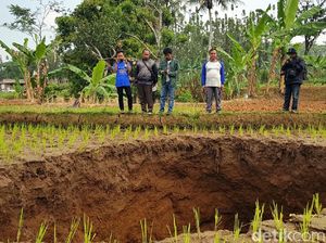 Penjelasan Camat soal Penyebab Lubang Misterius di Sukabumi Penjelasan Camat soal Penyebab Lubang Misterius di Sukabumi