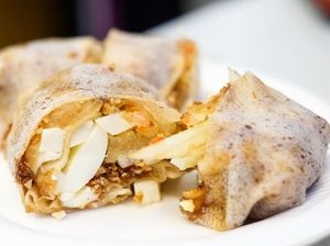 Beli Lumpia Antre 40 Menit, Wanita Ini Malah Tak Dilayani!