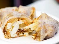 Beli Lumpia Antre 40 Menit, Wanita Ini Malah Tak Dilayani!