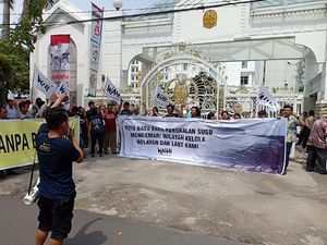 Hari Pertama Ngantor, Gubernur Sumut Disambut Demo Walhi