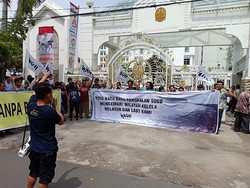 Hari Pertama Ngantor, Gubernur Sumut Disambut Demo Walhi