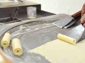 Bukan Dicampur Buah, Es Krim Gulung Ini Dicampur Taco Utuh