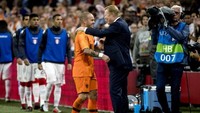 Sneijder juga disambut jabat tangan hangat dari Ronald Koeman, pelatih timnas Belanda. (Foto: Koen van Weel/AFP PHOTO / ANP)